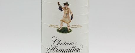 La photo montre une bouteille de vin du domaine Chateau d Armailhac , Pauillac, Bordeaux