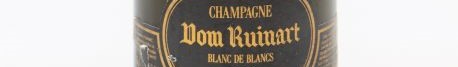 La photo montre une bouteille de champagne Ruinart en Champagne
