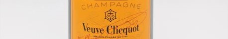 La photo montre une bouteille de champagne Veuve Clicquot en Champagne