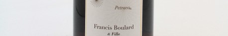 La photo montre une bouteille de champagne du domaine Francis Boulard