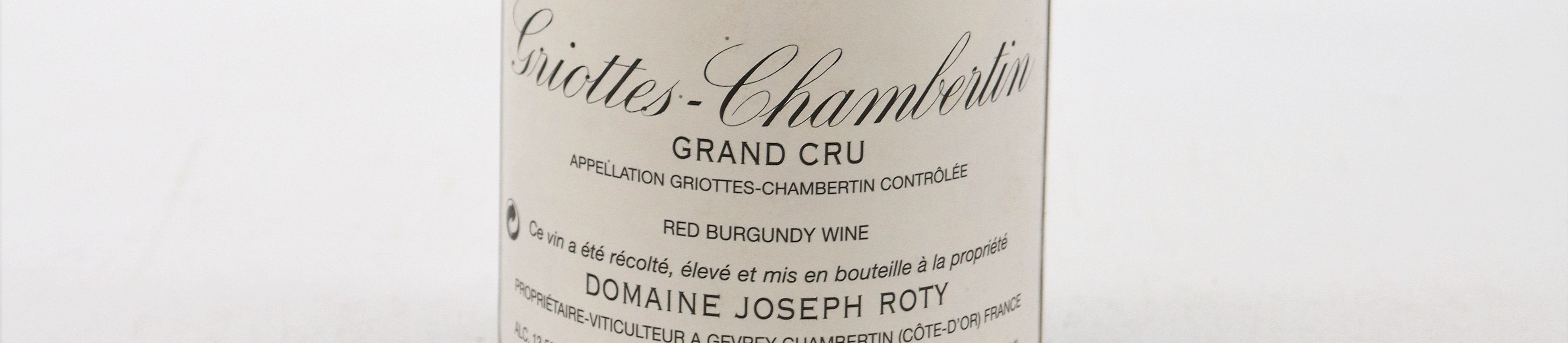 La photo montre une bouteille de vin du domaine Joseph Roty en Bourgogne