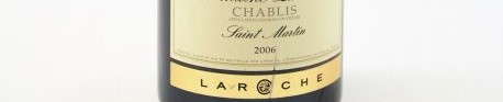 La photo montre une bouteille de vin de Chablis villages du Domaine Laroche situé dans le chablisien en Bourgogne