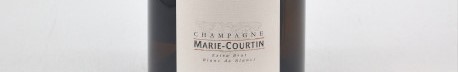La photo montre une bouteille de Champagne du domaine Marie Courtin dans la Champagne