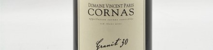 La photo montre une bouteille du grand vin du domaine Vincent Paris a Cornas dans la vallee du rhone